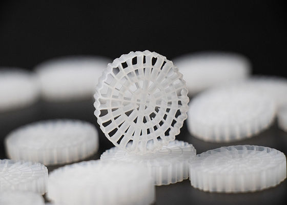 25*4mm PE64 K5 MBBR Bio Media K5 رنگ سفید و ماده ی HDPE برای سیستم RAS