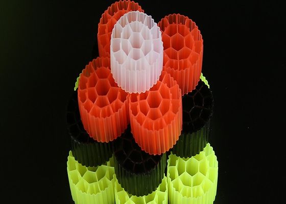 توپ های بیولوژیکی رسانه های فیلتر پلاستیکی رنگارنگ و ماده ی تازه ای HDPE