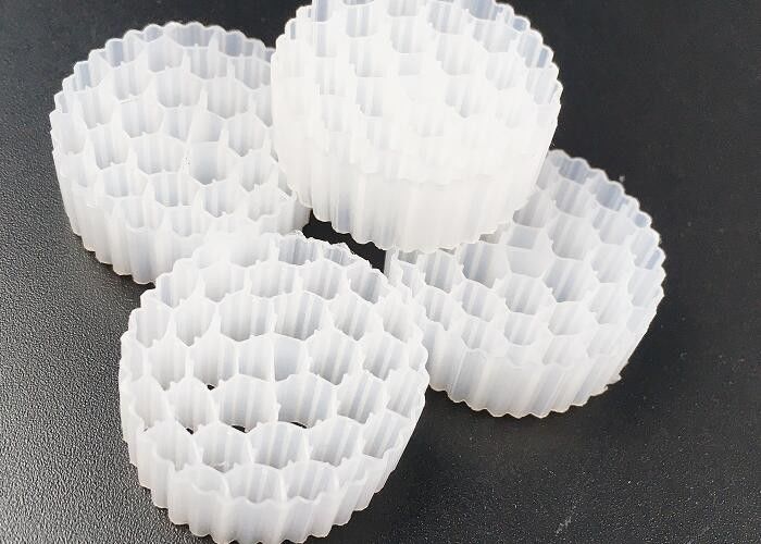 Pe38 25*4mm Hdpe Mbbr رسانه فیلتر زیستی بستر متحرک ایمن سطح بزرگ
