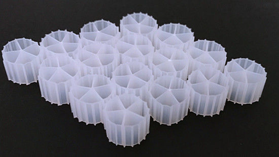 محبوب 11 * 7mm رنگ سفید و ماده ی اولیه HDPE توپ های بیولوژیکی MBBR برای آکواریوم
