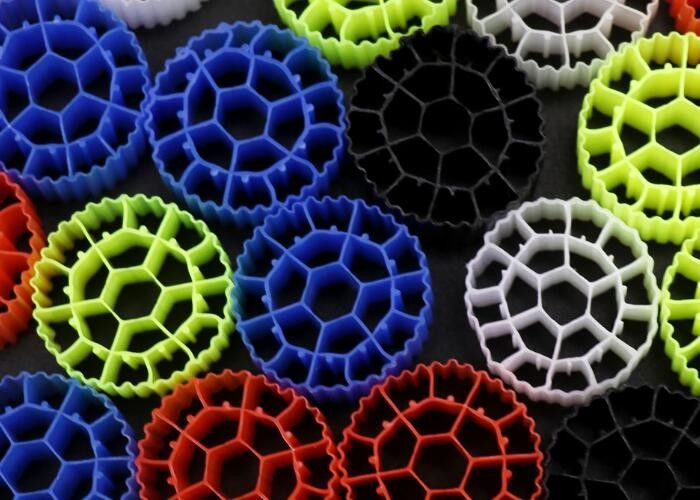 چین کارخانه k1 kaldnes مواد پلاستیکی پرورش ماهی رسانه شناور بیو حامل برای آبزی پروری RAS mbbr راکتور HDPE FDA SAFTY