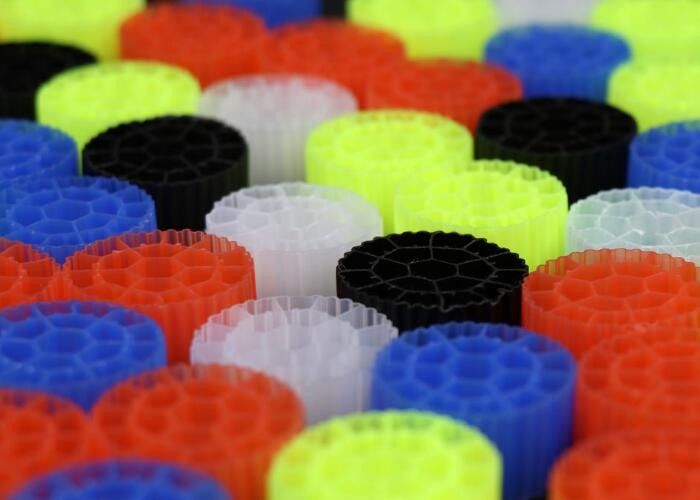 K3 رنگ سفید مواد HDPE MBBR فیلتر رسانه تصفیه آب Bio Cel برای استخر