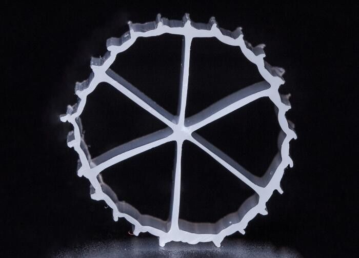 16 * 10mm اندازه رسانه فیلتر MBBR با ماده HDPE تازه و تشکیل بیوفلیم حامل سریع