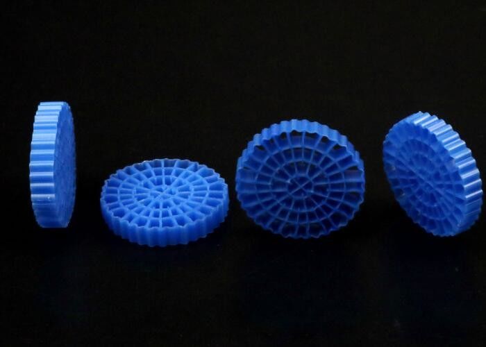 ماهی استخر آکواریوم رنگ آبی MBBR حامل شناور سطح بزرگ > 1200M2/M3 تکنولوژی SBR 25*4mm رسانه