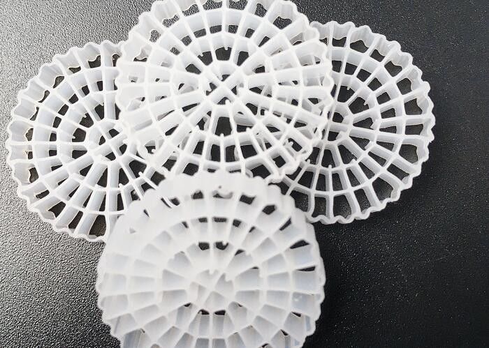 K3 Kaldnes Mbbr توپ های شناور BIO Filter Media Hdpe 25*4mm رنگ سفید