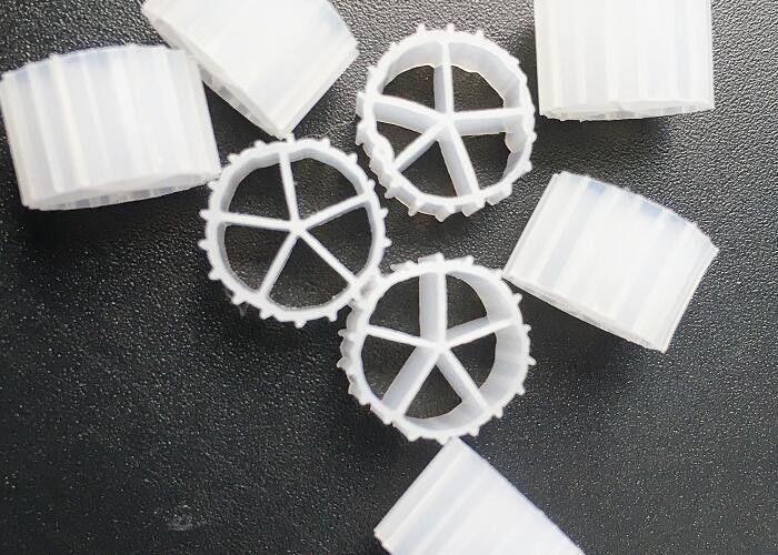10*7mm MBBR حامل شناور پرورش ماهی پرورش آبزیان زمینی مواد زیست محیطی HDPE رنگ سفید فوق العاده