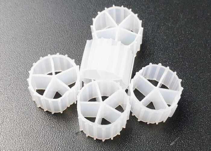 بال های زیستی مزرعه ماهی رسانه فیلتر بیو رنگ سفید 10 * 7 میلی متر پرکننده شناور 100٪ رسانه فیلتر بیولوژیکی HDPE