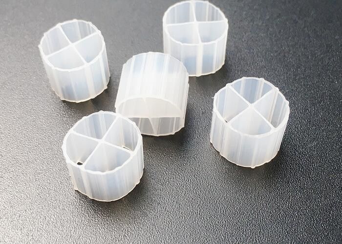 پرورش آب و گیاهان مچھلی مزرعه ماهی MBBR Bio Filter Media 12*9mm Hdpe Bioballs سفید Sbr فرآیند