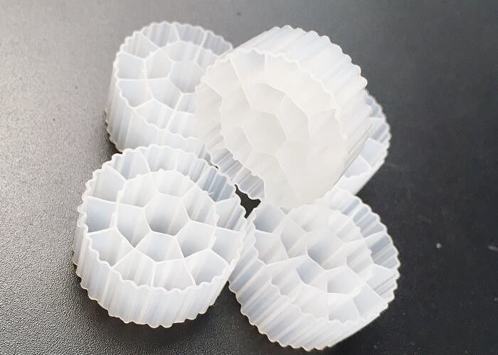 Hdpe K3 Biocell MBBR رسانه های تصفیه آب 25*12mm 600m2 / M3 سطح بزرگ