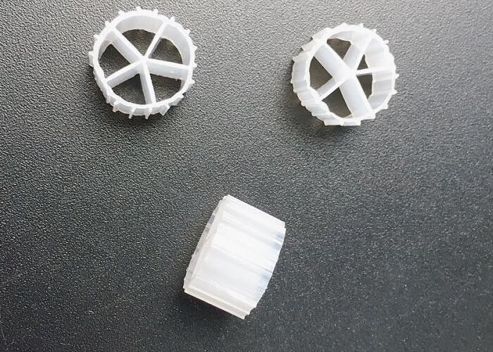K1 K3 فیلتر بسته بندی حامل بیوفلیم Hdpe 10 * 7mm Ras پرورش ماهی 5 اتاق