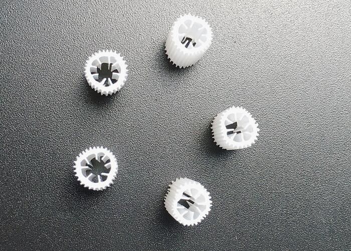 رسانه فیلتر صنعتی Hdpe مواد HIPS 5 * 5mm اندازه گواهینامه SGS رنگ سفارشی