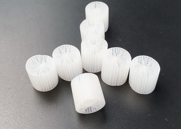 سطح بالایی MBBR فیلتر رسانه رنگ سفید ماده HDPE 15 * 15MM
