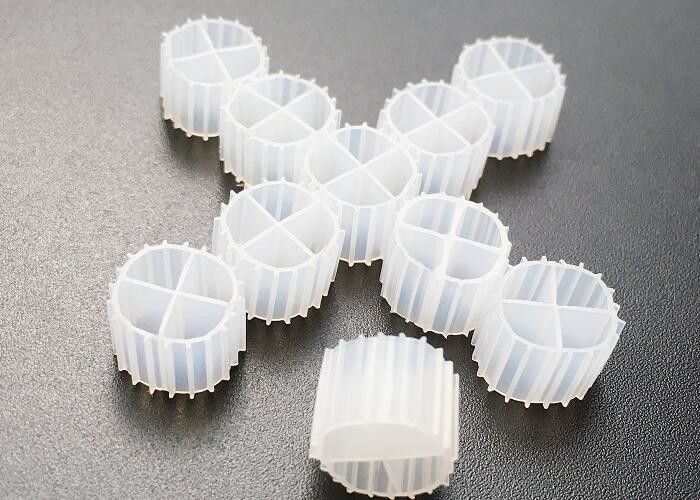 MBBR Biofilter Media Biochips 0.96 - 0.98g / Cm3 تراکم برای RAS آبداری FAB رسانه های زیستی