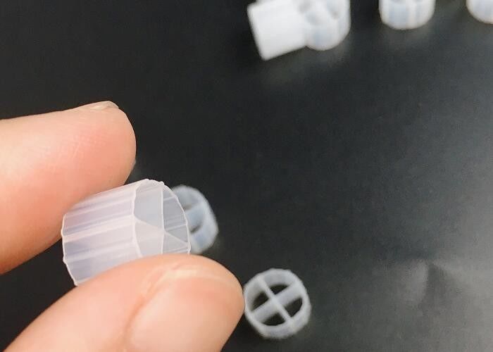 هیپس رنگ سفید پلاستیکی بیوفیلتر بستر متحرک 12*9mm اندازه