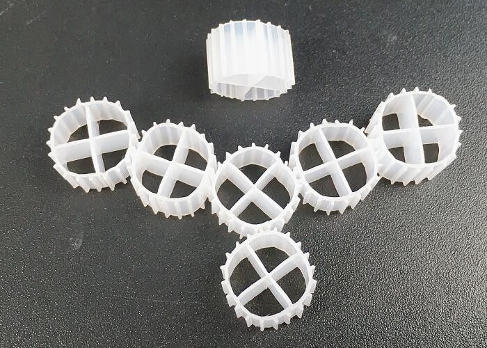 رنگ سفید حامل بیوفلیم رسانه ای MBBR با سوپر دکاربوریزه و ماده ی HDPE