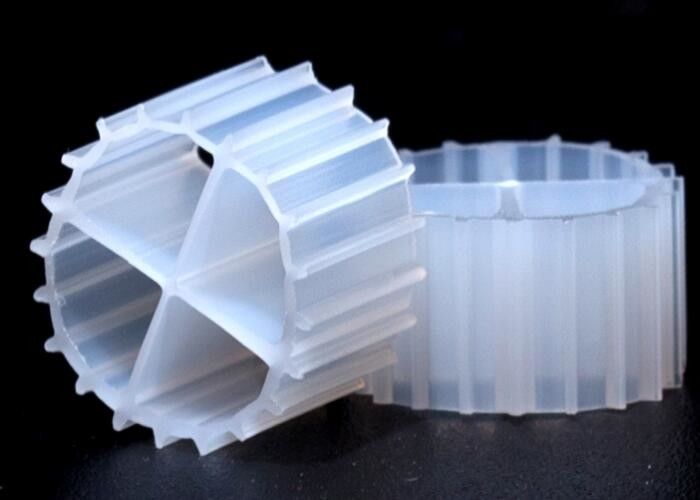 رنگ سفید حامل بیوفلیم رسانه ای MBBR با سوپر دکاربوریزه و ماده ی HDPE