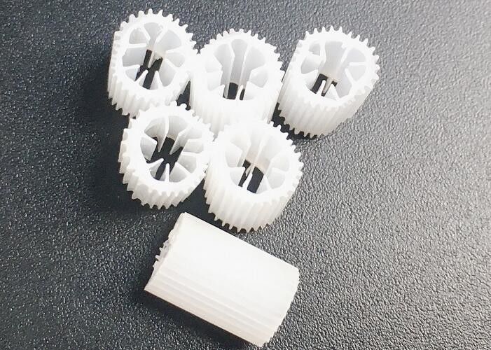 صرفه جویی در فضای پلاستیکی رسانه های فیلتر شناور Kaldnes Bio Filter Media