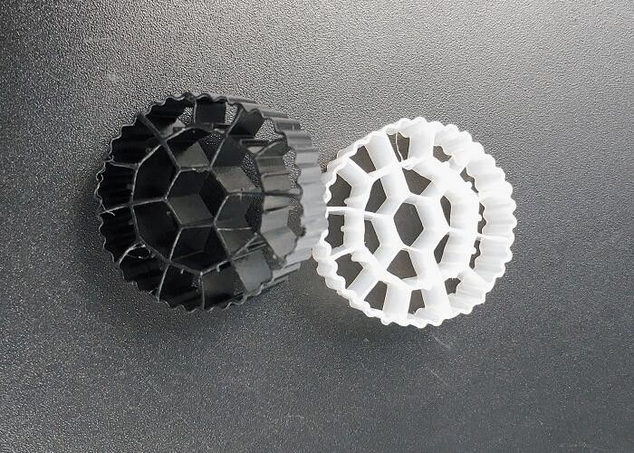 مواد پلاستیکی MBBR Bio Media HDPE K3 فیلتر آکوپونیک 500 m2/m3 fda مواد ایمن Biopipe Biocell Balls