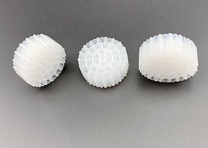 مواد فیلتر شناور FDA PE37 25*10MM سفید HDPE MBBR