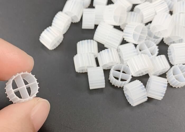 11*7mm رنگ طبیعی و ماده ی تازه ی HDPE تولید کننده ی حامل بیوفلیم