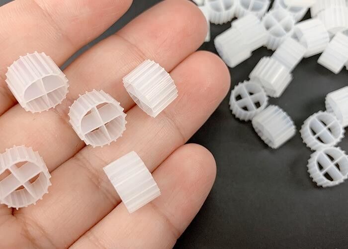 11*7mm MBBR Bio Filter Media K1 با رنگ سفید و ماده ی HDPE