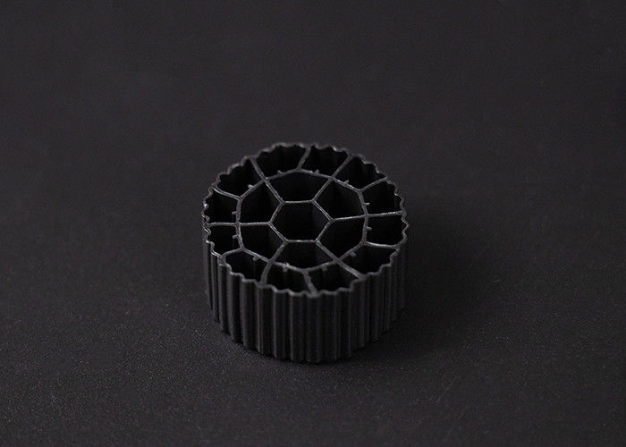 مواد فرنگی HDPE MBBR فیلتر رسانه بیوفیلتر 25mm X12mm اندازه 600 m2/m3 سطح