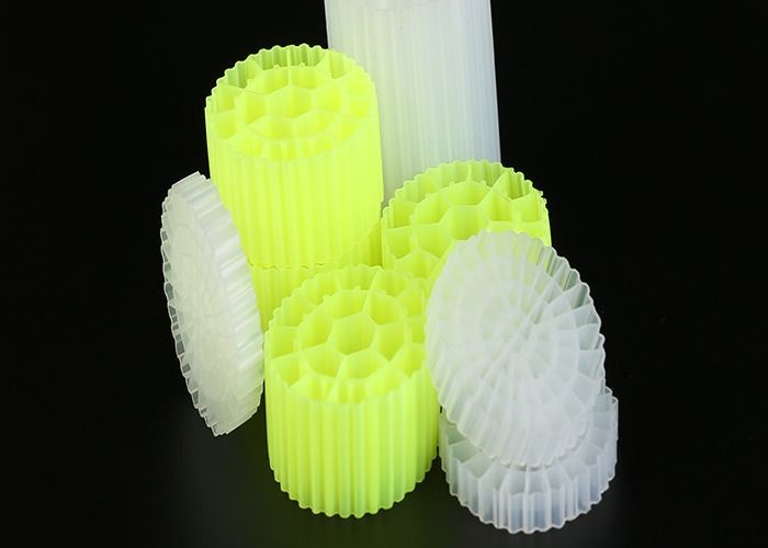 رنگ سیاه رسانه فیلتر پلاستیکی رسانه فیلتر MBBR 25mm X 12mm اندازه و رنگ سفید