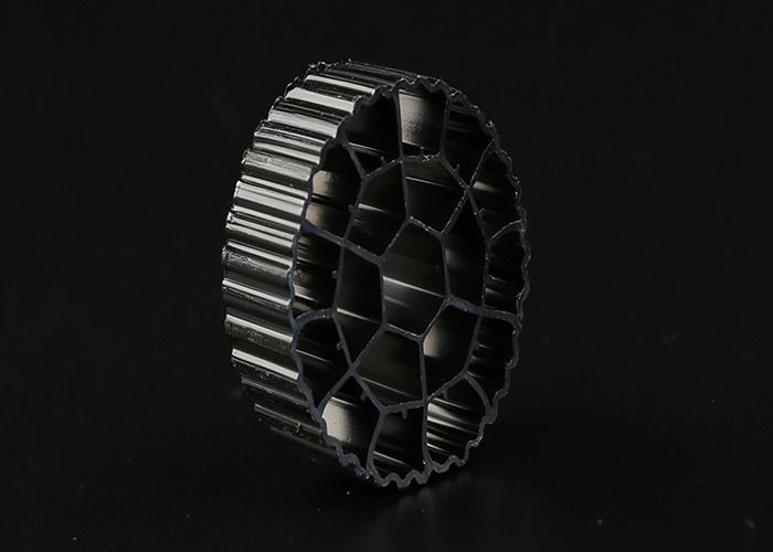 رنگ سیاه پلاستیک MBBR Kaldnes K1 MBBR Bio Media مواد HDPE 25mm X 12mm اندازه