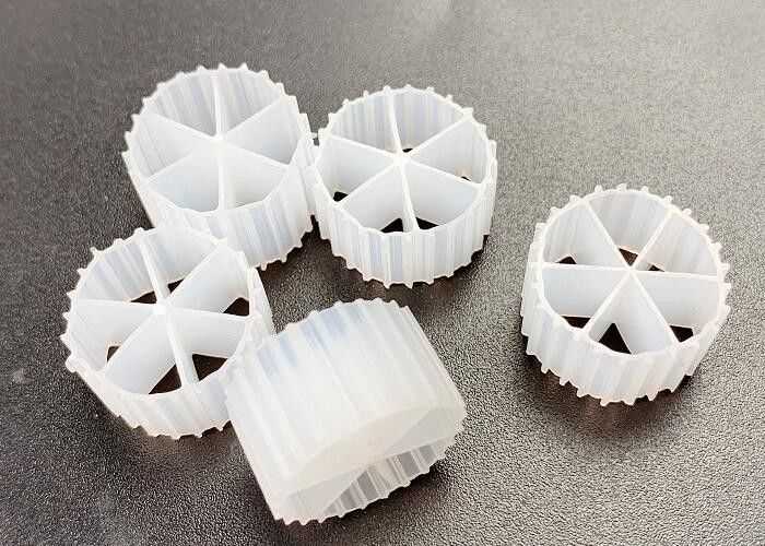 PE04 مساحت بزرگ سفید رنگ MBBR بیو رسانه 6 اتاق 800m2/M3