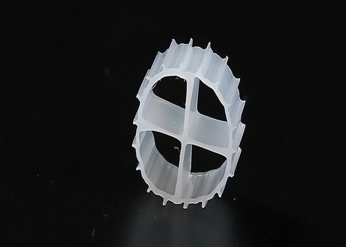 آکواریوم های ضدصدمه PE MBBR فیلتر رسانه رنگ سفید حامل fda 11 * 7MM حامل بیوفلیم MBBR