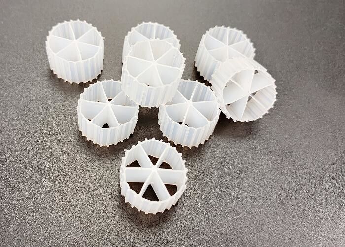 حامل بیولوژیکی سلول های زیستی PE04 6 اتاق MBBR Bio Balls Filter Media برای مخزن بی هوا